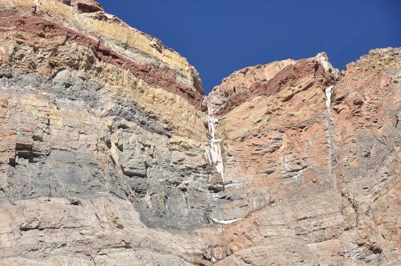 Muitas cores e até uma cachoeira de gelo em um paredão de rocha no Parque Provincial Aconcágua, região de Mendoza, no oeste da Argentina